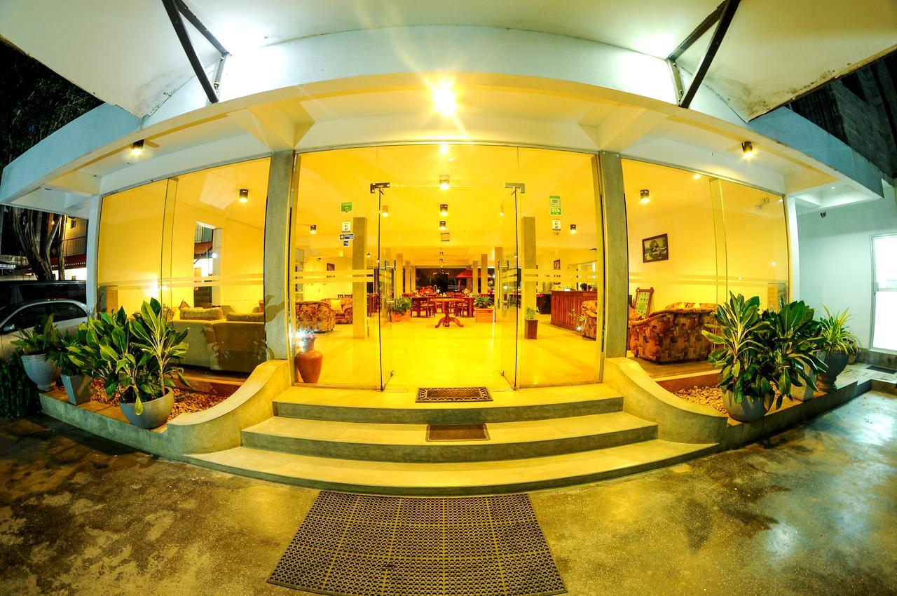 Lake Wind Hotel ティッサマハーラーマ エクステリア 写真